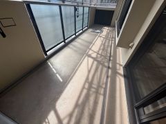 陽光が差し込む明るく開放的なバルコニー。ゆとりあるスペースで洗濯物も干しやすく、毎日のお洗濯が快適になります＾＾