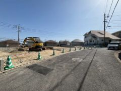 前面道路は6ｍと広々としているので、駐車も楽々できますね＾＾ 壱岐小学校まで徒歩約20分。