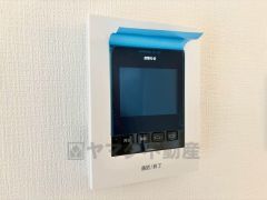 今や必需品となっておりますTVモニター付きインターホンです。録画・再生器のもついており防犯性もばっちりです。キッチン横にありワンタッチで外の方とお話ができますので便利です。