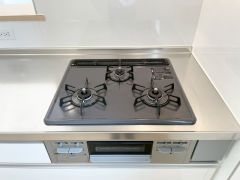 3種類の料理が同時に調理できる、3口ガスコンロ。忙しい夕食の支度時間が短縮できて効率よくお料理が楽しめます。