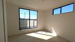 バルコニーに面した明るいお部屋です。居室としてももちろん、収納や書斎、お子様のプレイスペースにも＾＾使い勝手が良さそうです。