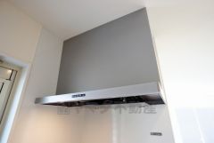 同仕様写真。現況と異なる場合は現況優先です。 換気扇　風量が弱・強と切替え可能なレンジフードが調理中の煙をしっかり吸い込みます。手元を照らすライト付きです。
