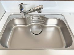 大きなお鍋も楽々洗える、幅が広いシンク。 洗剤や石鹸、スポンジもすっきりできる収納付き。浄水器が一体化した水栓シャワーが付いているので、節水効果もありますね＾＾
