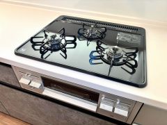 3種類の料理が同時に調理できる、3口ガスコンロ。忙しい夕食の支度時間が短縮できて効率よくお料理が楽しめます。