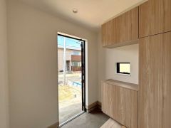 玄関扉から光の差し込む明るい玄関です。 たっぷり収納できるシューズボックス付きなので、家族全員の靴がきれいに整頓できます。