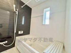 1日の疲れを癒すくつろぎのバスルーム。足を伸ばしてもゆったりと入れるサイズです。お子様と一緒にお風呂に入っても狭くないですね＾＾