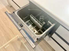 炊事時間を大幅に短縮できる食器洗浄乾燥機付き＾＾食器を洗う手間が減るので家族とのコミュニケーションの時間や自分の時間が増えますね。