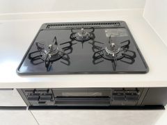 3種類の料理が同時に調理できる、3口ガスコンロ。忙しい朝食やお弁当作りも効率良くお料理できますね＾＾