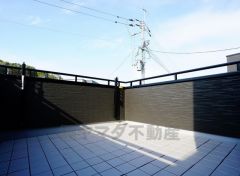 同仕様写真。陽当たりの良いバルコニーです。お洗濯やお布団干しはもちろん、日光浴スペースにも。