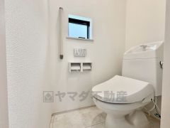 1階2階の2ヶ所にトイレがありますので、忙しい朝にも家族に気を使わず、ゆとりが生まれますね＾＾ 小窓付きで換気する時に便利です＾＾