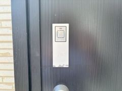 玄関。スマートキーを採用しています。