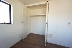 暖かい日差しが差し込む洋室。たっぷり収納できるクローゼット付きでお部屋の中をすっきりと快適に保てます。