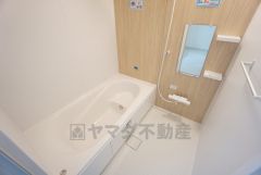 1日の疲れを癒すくつろぎのバスルーム。足を伸ばしてもゆったりと入れるサイズです。