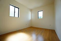同仕様写真。現況と異なる場合は現況優先です。 2面採光を確保した爽やかな風を感じて起きる朝は、快適生活の始まりに。