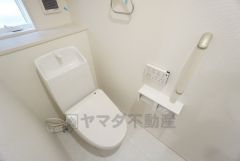 ウォシュレット付きトイレです。1階2階の2ヶ所にトイレがあるので、忙しい朝にもゆとりができますね＾＾