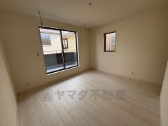 バルコニーに面した洋室です。大きな窓からやわらかな陽が差し込む明るいお部屋です。寝室としてもおすすめです。