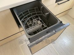食事の後の手間を解消する食器洗い乾燥機付。冬場の洗い物で手荒れの悩みもなくなります。手洗いよりも節約できて便利。