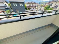 陽当たりの良いバルコニーです。お洗濯やお布団干しはもちろん、日光浴スペースにも。足元は防水工事施工済です。