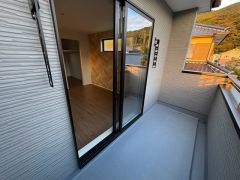 陽当たりの良いバルコニーです。お洗濯やお布団干しはもちろん、日光浴スペースにも。足元は防水工事施工済です。