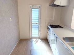 家庭ごみの仮置きに重宝する勝手口付き。