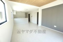 キッチンに向き合う形で大きな窓があります。たくさんの光や風を取り込むことができ快適な生活が過ごせそうです。