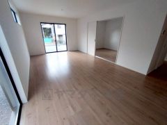 大きな窓のあるリビングは陽光あふれる明るい空間です。居心地良く、ご家族皆がゆったり寛げる憩いの空間となりそうです。