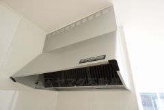 お手入れが簡単なスリム型レンジフードです。調理により発生する油煙や臭いを吸い込み、屋外へ排気してくれます。