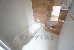1日の疲れを癒すくつろぎのバスルーム。足を伸ばしてもゆったりと入れるサイズです。お子様と一緒にお風呂に入っても狭くないですね^^