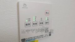 浴室暖房乾燥機付き。天候に左右されず、いつでも好きなときに洗濯物を干せるので、仕事や家事で忙しい方に重宝します。