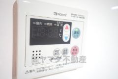 お湯張り、追い炊き、足し湯がボタン一つで楽々操作できる給湯機リモコン