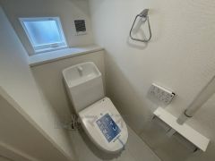 温水洗浄機付トイレです。トイレは2ヶ所設けられているので、来客時にも気兼ねなく使えますね。