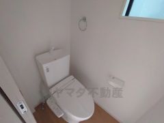 温水洗浄機付トイレです。節水機能もあるので、安心して使えますね。もちろん、1階2階の2ヶ所にトイレがあるので、忙しい朝にもゆとりができますね。