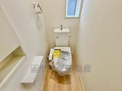 ウォシュレット付きトイレです。1階2階の2ヶ所にトイレがあるので、忙しい朝にもゆとりができますね＾＾