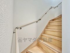 日中でも暗くなりがちな階段には、小窓を配置し採光も考えられたつくり＾＾