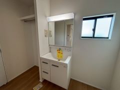 三面鏡つき洗面台。鏡裏にたっぷりとした収納スペースがあります。鏡を閉めてしまえば小物は見えないため、スッキリとした印象の洗面台にできます。