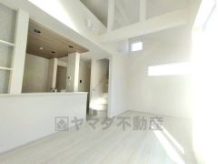 家族が集まる開放的なリビング。思い思いの時間を過ごしたり食事をしたり、素敵な団らんの場になりますね。