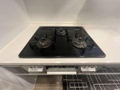 3種類の料理が同時に調理できる、3口ガスコンロ。忙しい夕食の支度時間が短縮できて効率よくお料理が楽しめます。