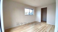 主寝室としてお使いいただけそうなこちらのお部屋は、日当たりが良く、爽やかな風を感じて起きる朝は、快適生活の始まりに。