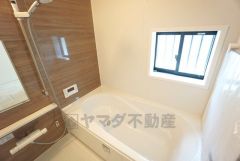 1日の疲れを癒すくつろぎのバスルーム。足を伸ばしてもゆったりと入れるサイズです。お子様と一緒にお風呂に入っても狭くないですね＾＾