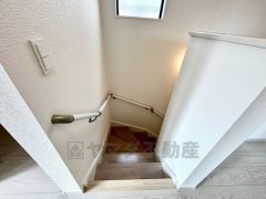 日中でも暗くなりがちな階段には、小窓を配置し採光も考えられたつくり＾＾手摺付きなので安全に上り下りできますね＾＾