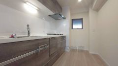 リビングでの寛ぎを邪魔しない独立キッチンです。生活感が出にくいので急な来客にも困りませんね＾＾