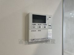 キッチン横からお湯張り、追い炊き、足し湯がボタン一つで楽々操作できる給湯機リモコンです。忙しい夕飯準備の時間帯に重宝しますね。
