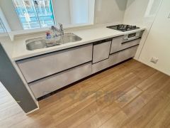 キッチンに向き合う形で大きな窓があります。たくさんの光や風を取り込むことができ快適な生活が過ごせそうです。