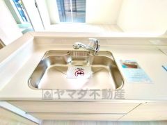 大きなお鍋も楽々洗える幅の広いシンクです＾＾ステンレスシンクなので簡単にお掃除できますよ。洗剤やスポンジもすっきりできる収納付き。
