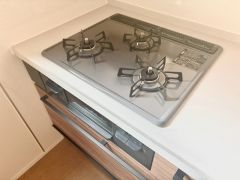 3種類の料理が同時に調理できる、3口ガスコンロ。忙しい夕食の支度時間が短縮できて効率よくお料理が楽しめます。