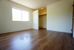 バルコニーに面した7.5帖の寝室です。