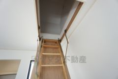 小屋裏収納付き。季節物の衣類や家電などの収納にも困りませんね＾＾梯子は2階居室の上部から引き出しできます。