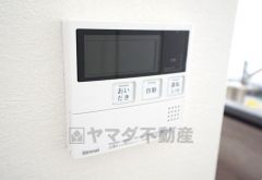 キッチン横からお湯張り、追い炊き、足し湯がボタン一つで楽々操作できる給湯機リモコンです＾＾忙しい夕飯の準備の時間帯に重宝しますね。