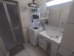 三面鏡つき洗面台。身だしなみのチェックもしやすいですね＾＾収納が一体型になっているので、ドライヤーやヘアアイロンの置き場に困りませんね。