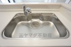 キッチンシンクは洗剤やスポンジを収納出来るラック付き。広さも確保しているので、大きなお鍋も洗いやすいですね。